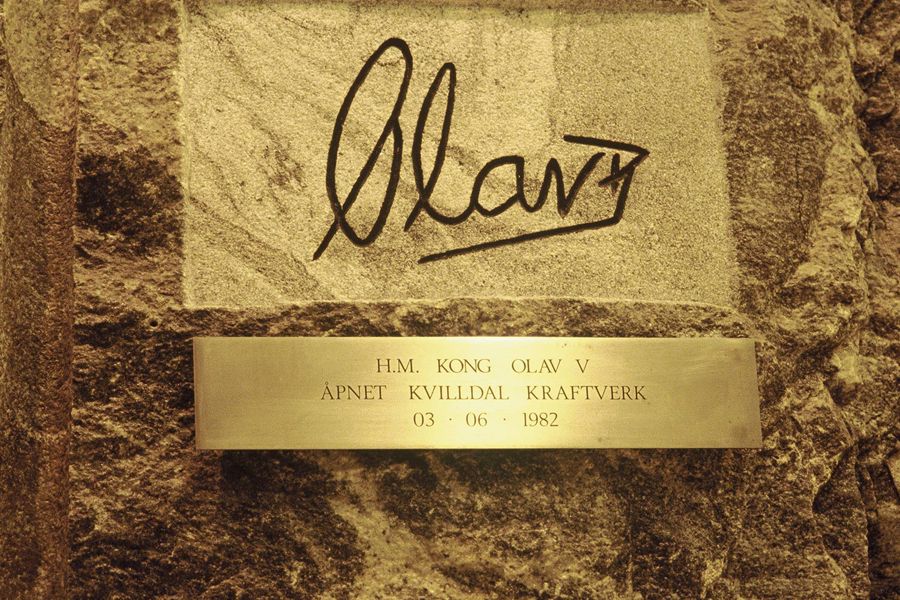 Sign commemorating the opening of Kvilldal power plant by H.M. King Olav V on 3 June 1982