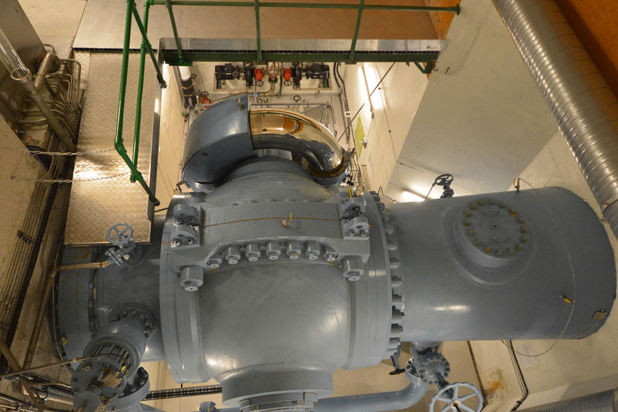 Ball valve for closing and opening the water intake