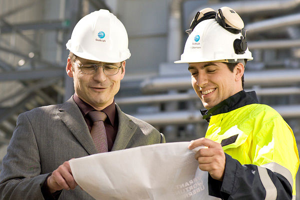 To menn studerer papirer