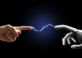 Hånd rører robotarm